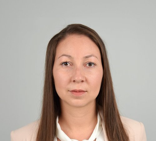 Анелия — старши счетоводител в Леон